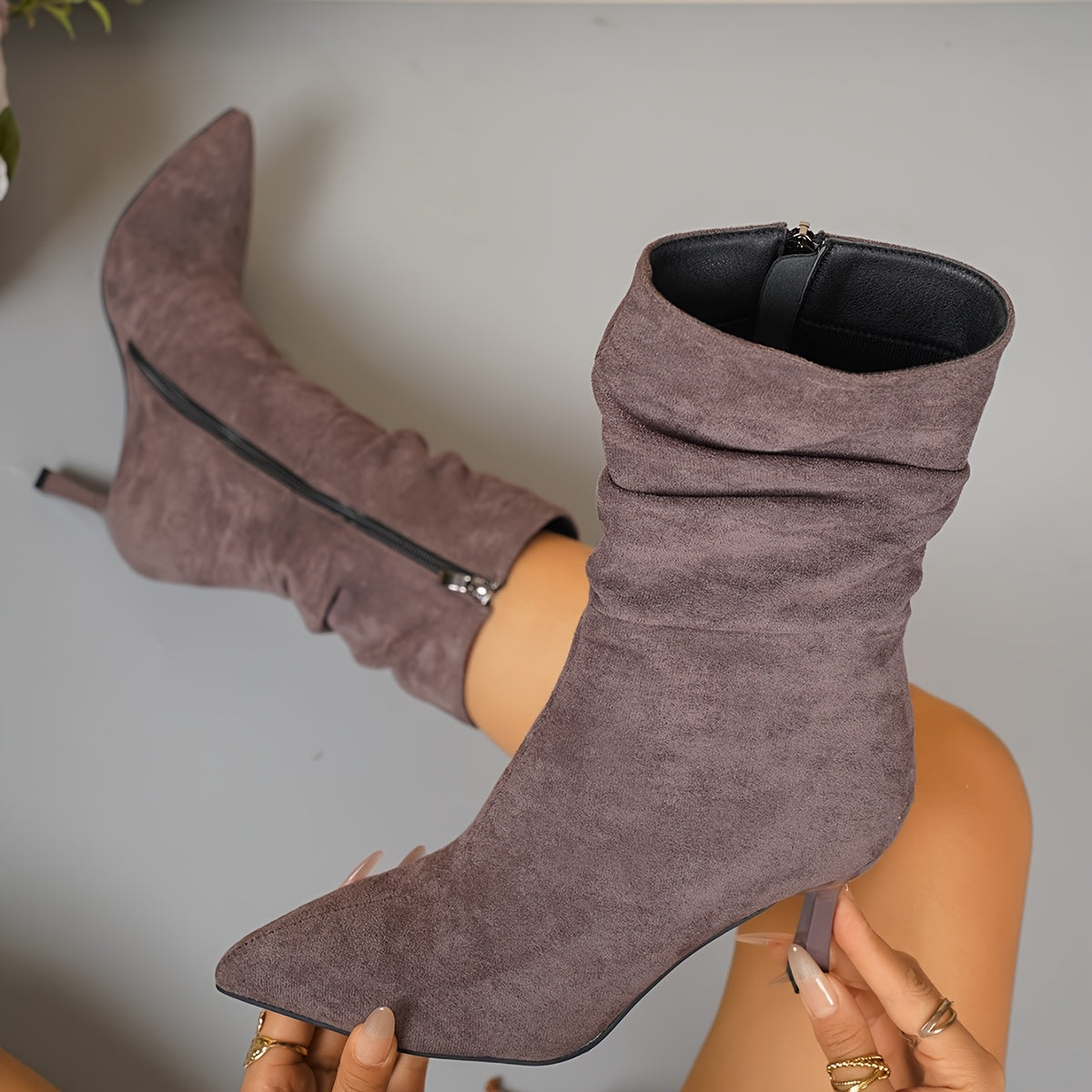 Bottes Daim Femme, Talon Fin Plissé – coloris gris foncé