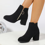 Bottines Noires Femme Aspect Daim, Talon Bloc, Zip Cœur – coloris noir