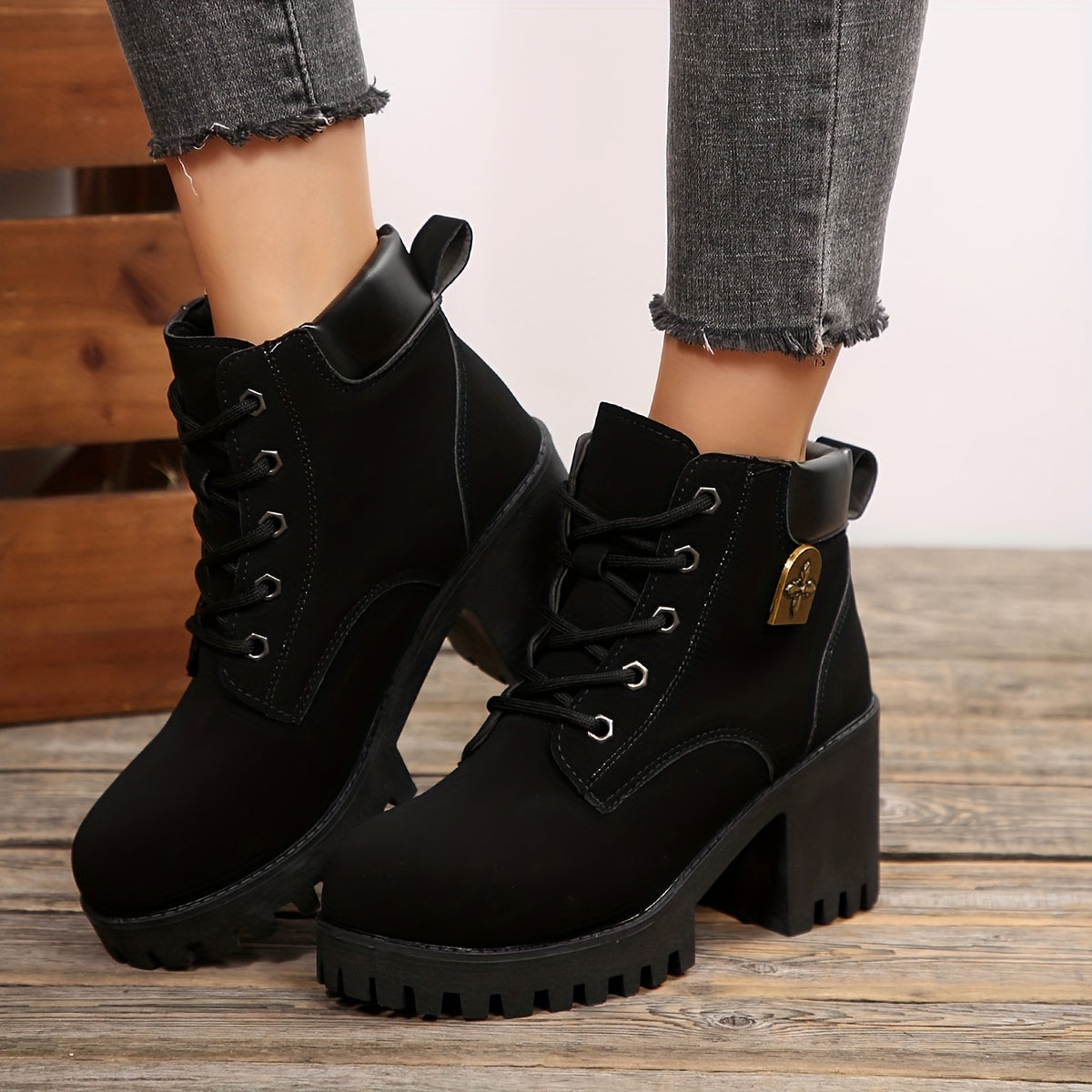 Bottes à Lacets Femme Courtes, Talon Haut Cranté – coloris noir