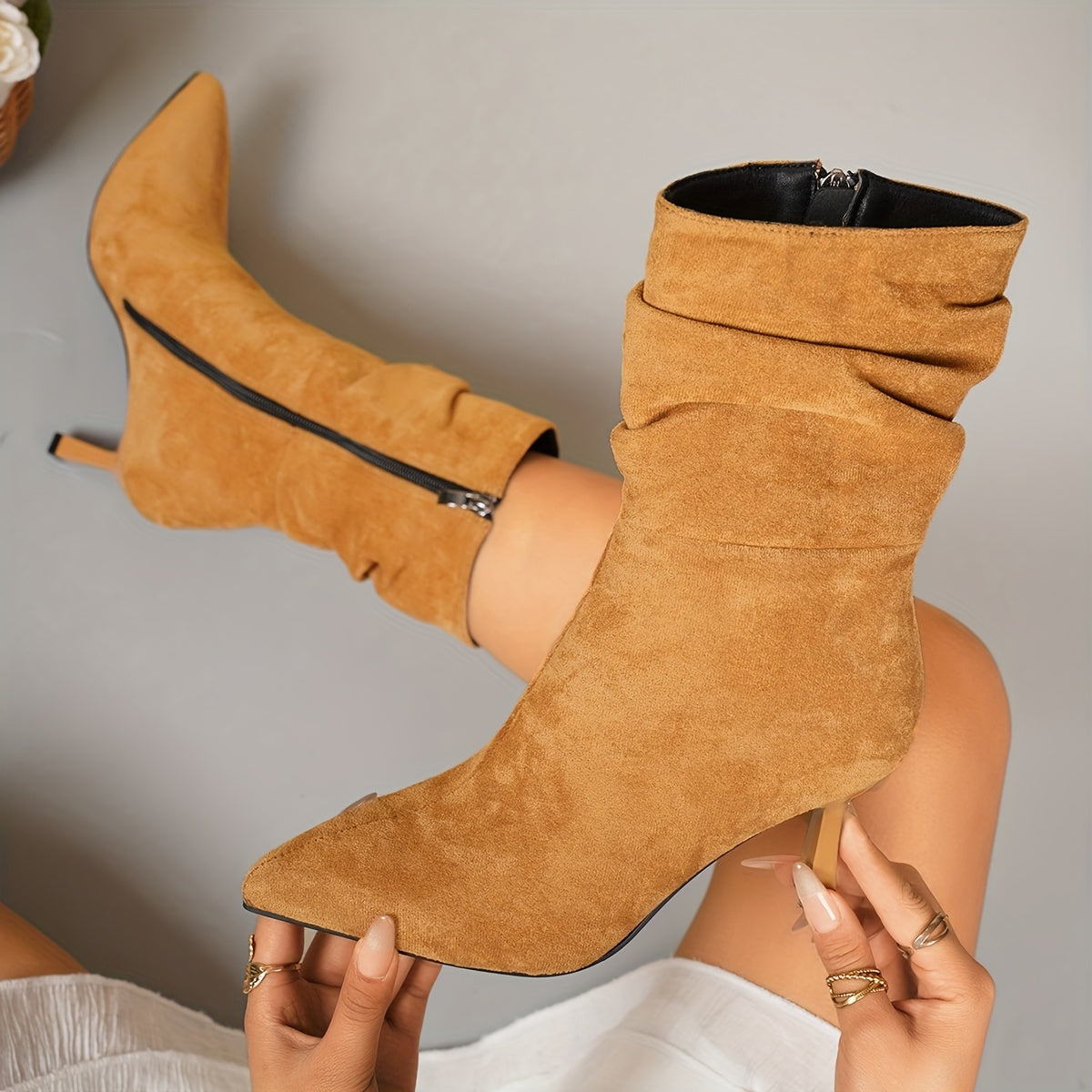 Bottes Daim Femme, Talon Fin Plissé – coloris brun jaunâtre